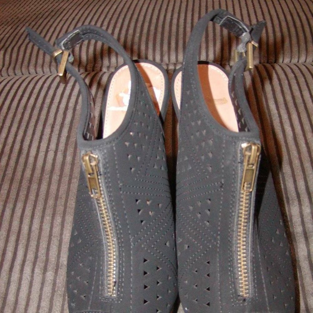 Report “Carnation”Wedge Sandals Suede Black Shoes Sz 8.5 Open Toe EUC! - Picture 2 of 7